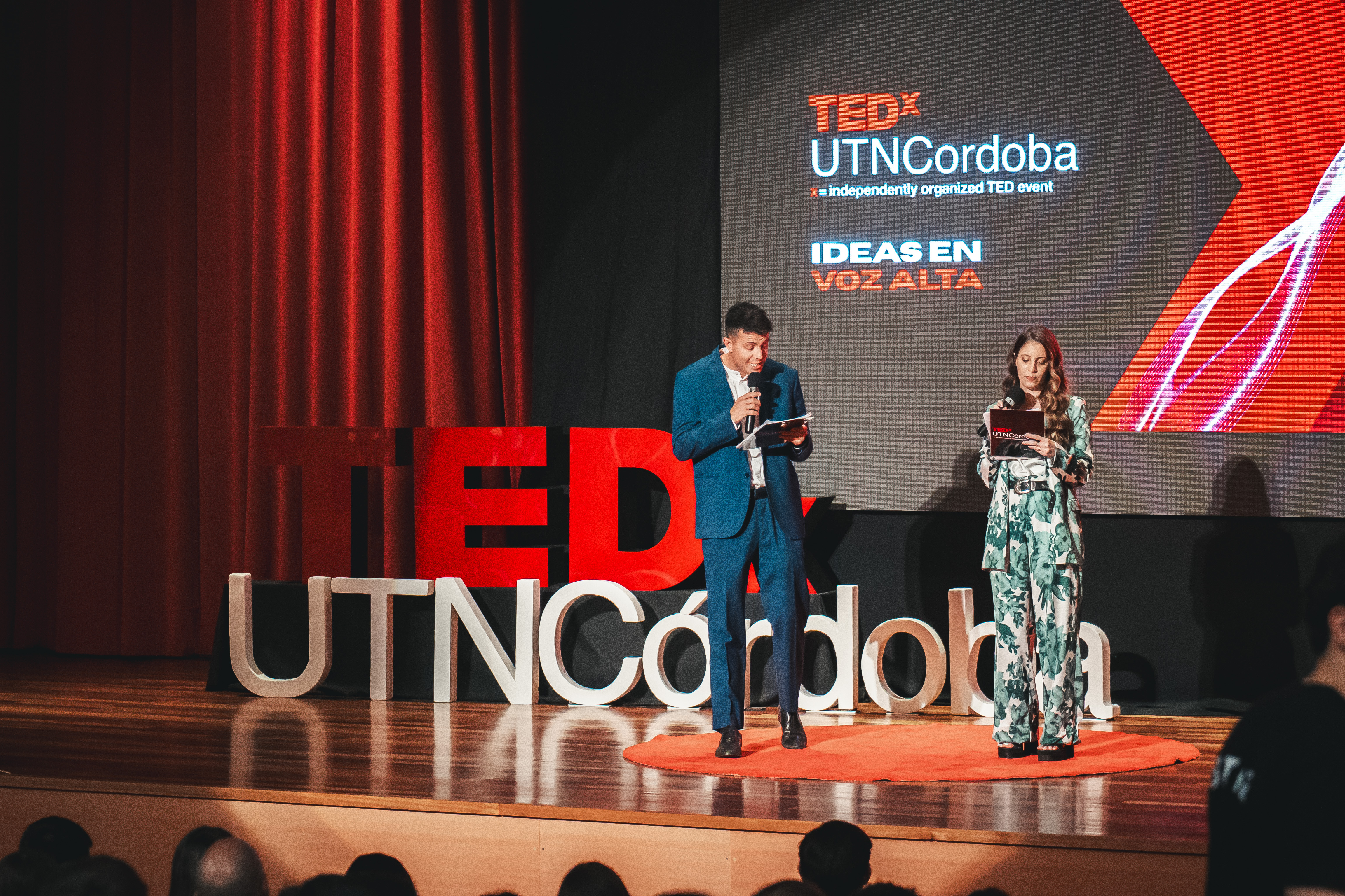 Logo TEDxUTNCórdoba en el escenario