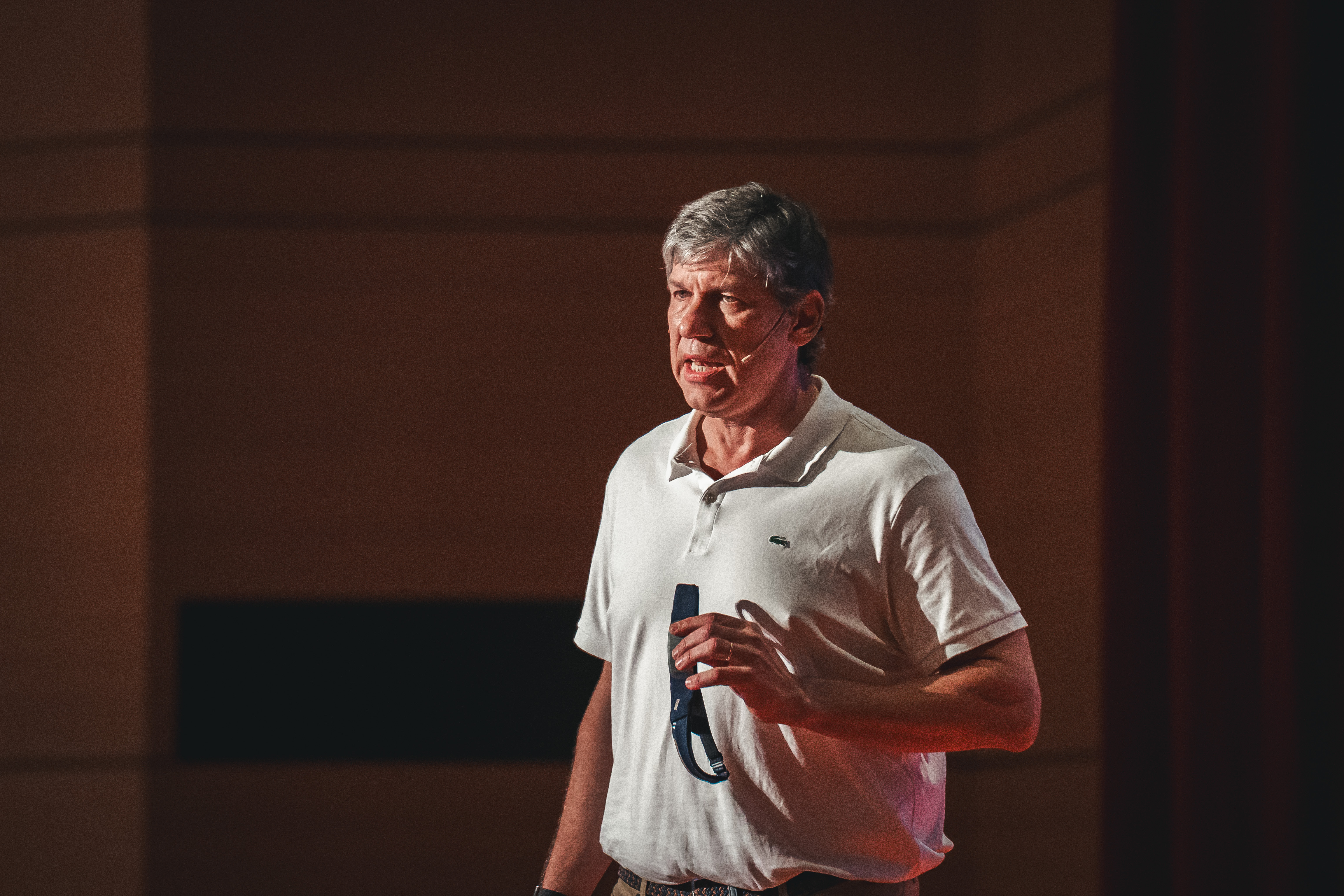 Orador gesiculando durante charla